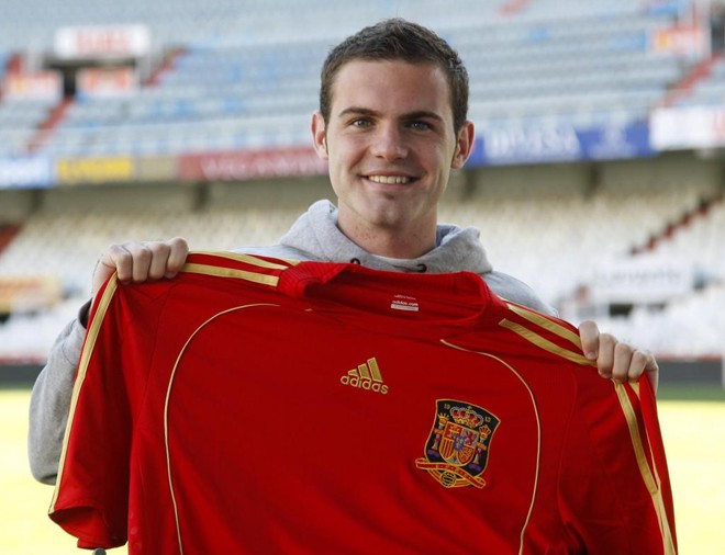 Tháng 11/2008, Mata được Del Bosque triệu tập vào ĐTQG Tây Ban Nha lần đầu tiên để thi đấu giao hữu với Chile. Từ đó, Mata luôn có suất trong mỗi lần La Roja hội quân.